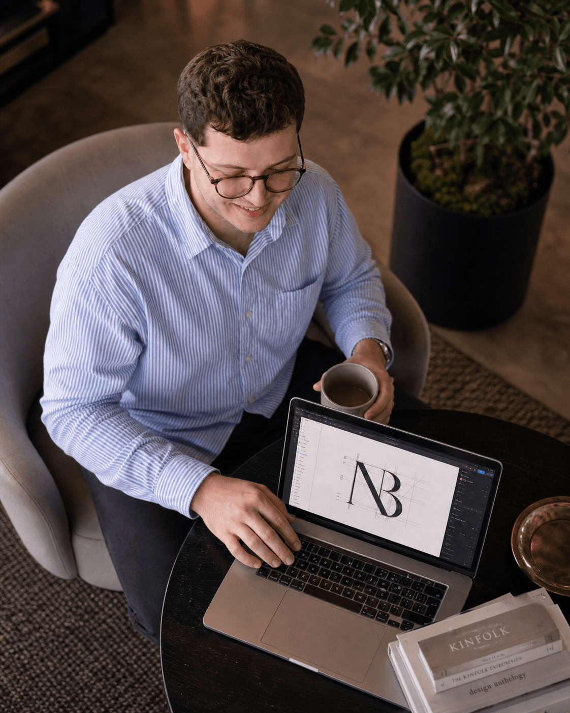 Leon Nutz arbeitet an einem Logo- und Branding-Entwurf.