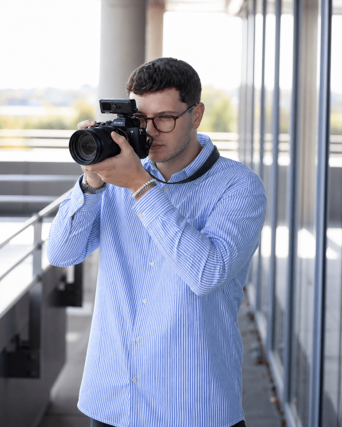 Leon Nutz fotografiert mit einer professionellen Kamera.