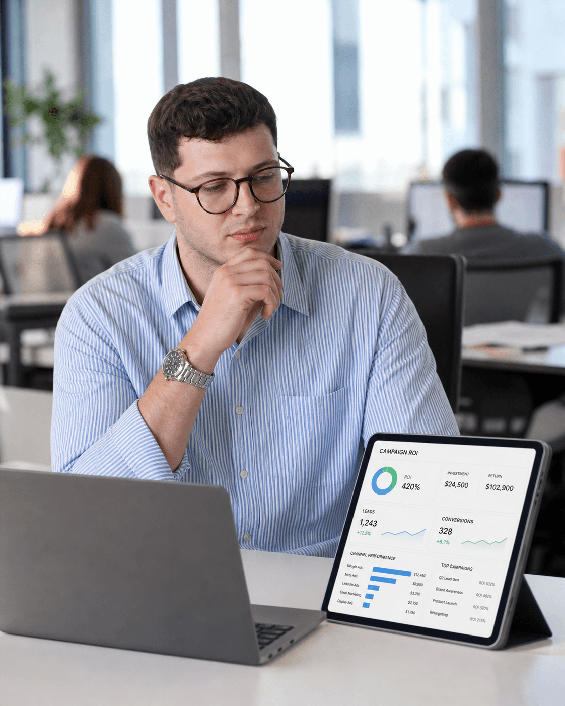 Leon Nutz analysiert Online-Marketing-Kampagnen und Kennzahlen.